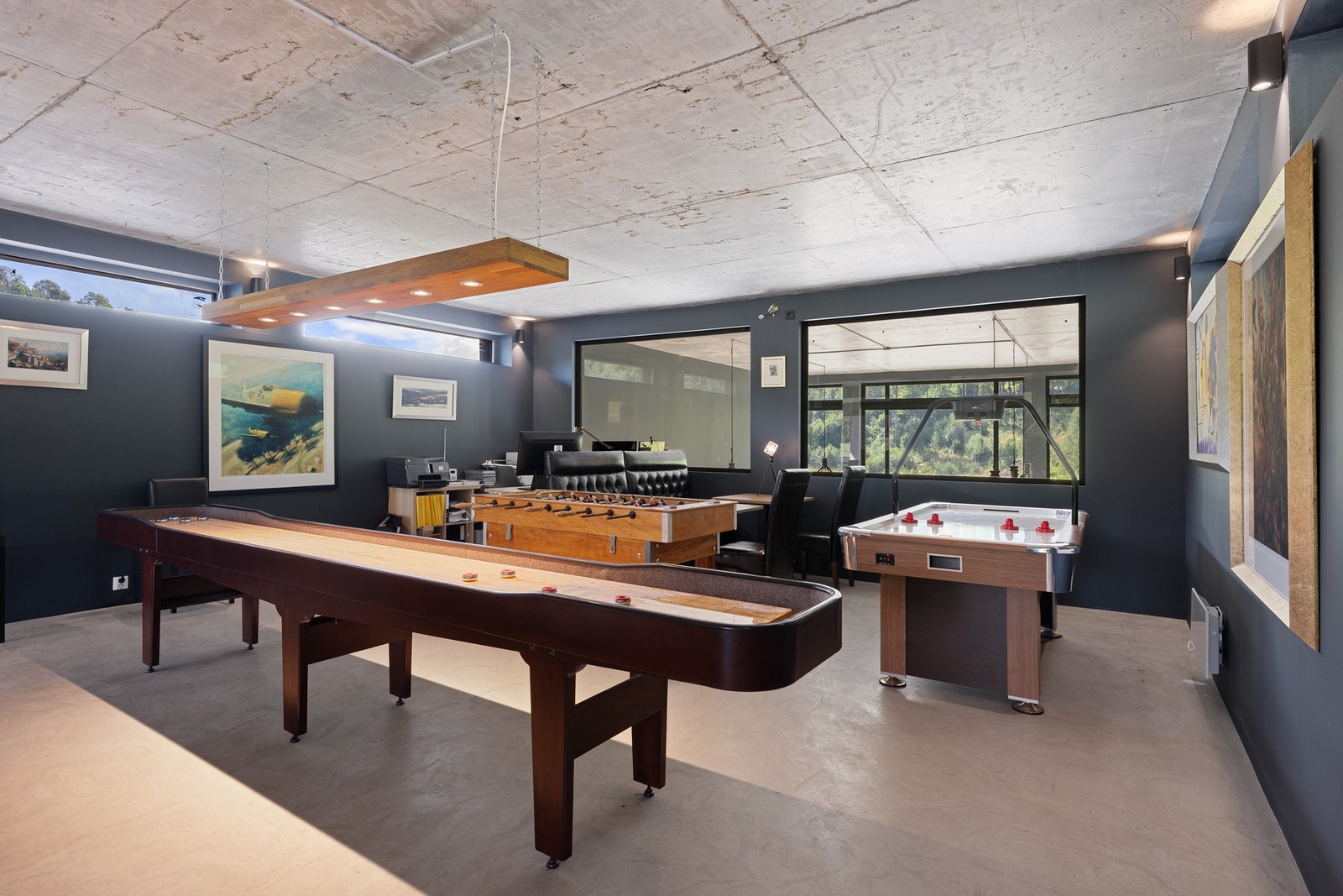 Selskapslokalet har en hems med hobbyrom og lagring. Galleribilde