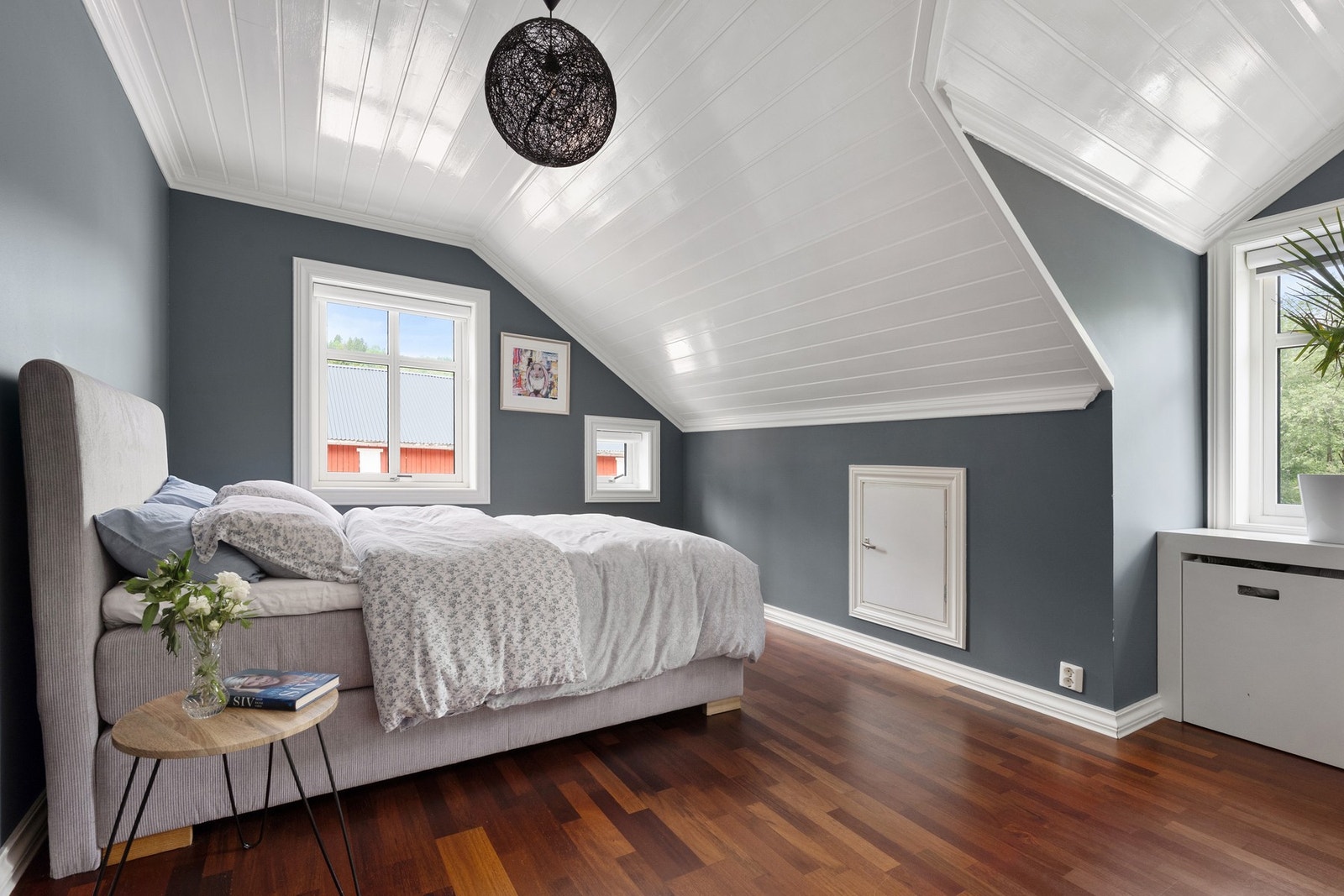 Hovedsoverommet er stort med god plass til dobbeltseng og garderobeskap. Galleribilde