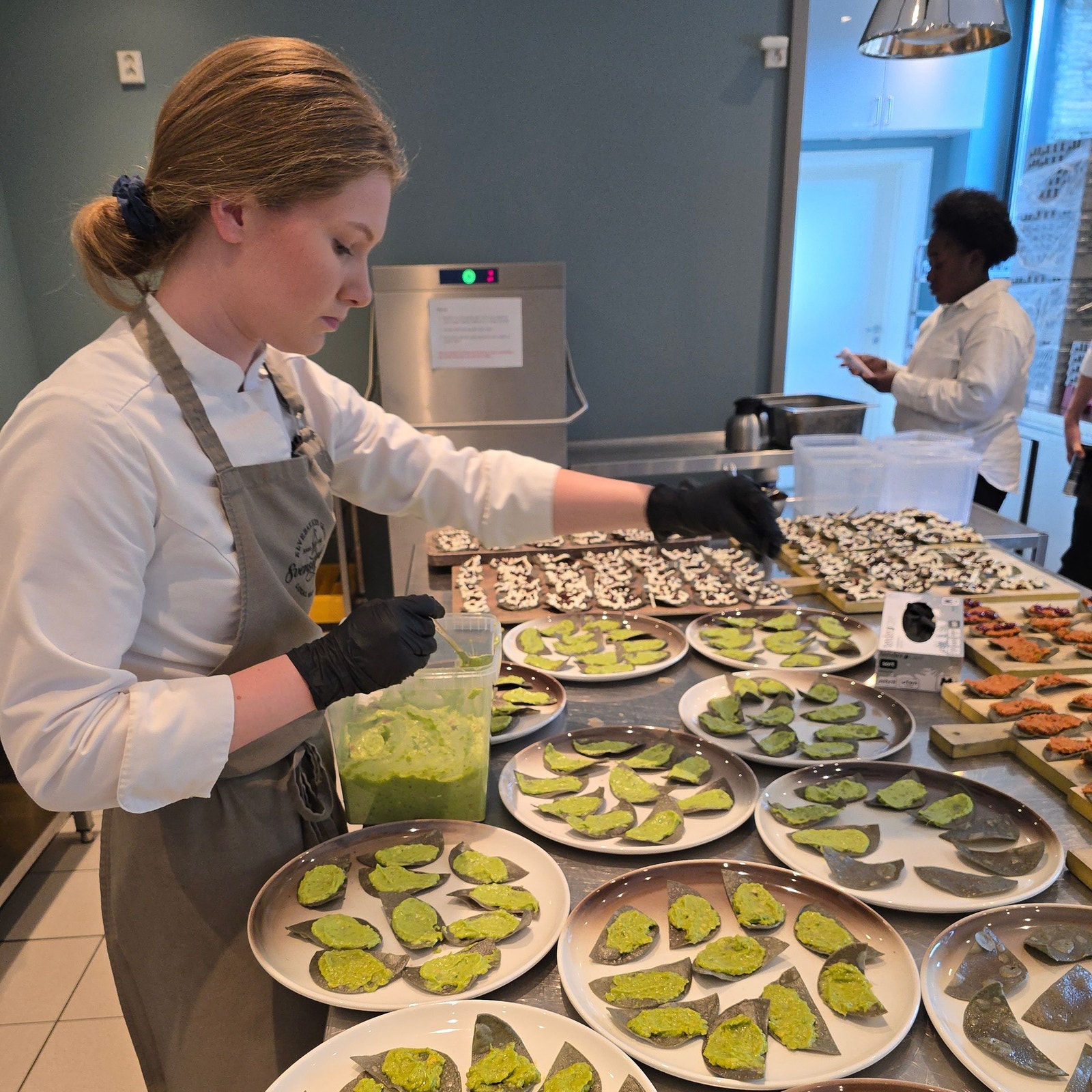 Tilknyttet finner du moderne storkjøkken og kjølerom, som gjør servering og catering enkelt. Galleribilde
