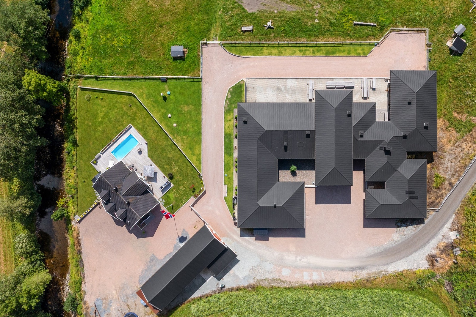 Eiendommen består av en enebolig, låve og et selskapslokale. Galleribilde