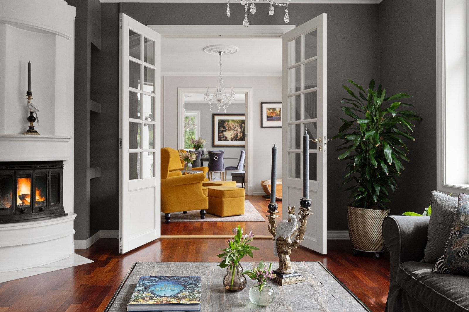 Huset fremstår som lyst, praktisk og familievennlig, med romslige oppholdsarealer og gjennomført standard. Galleribilde