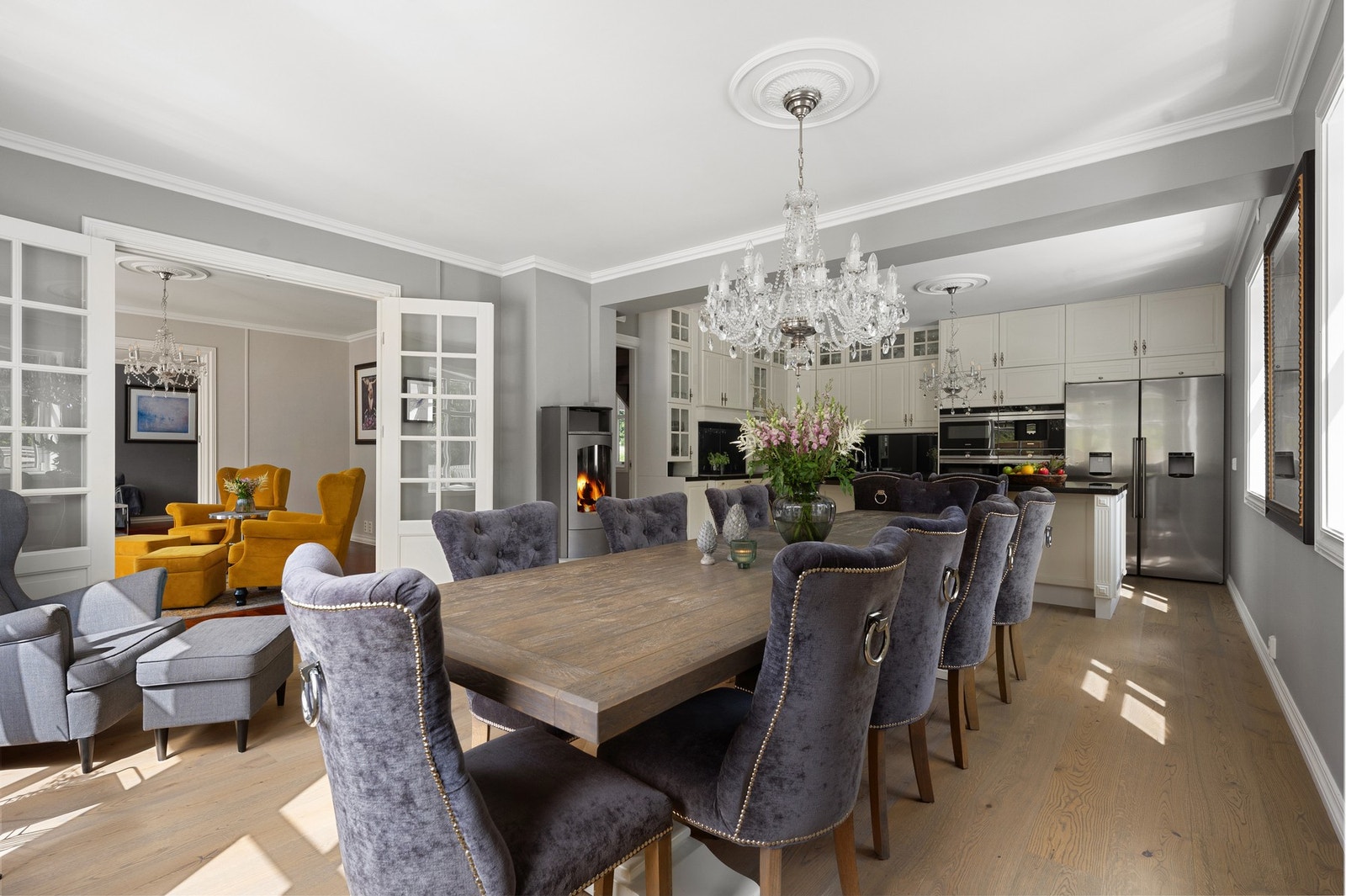 Kjøkkenet er funksjonelt utformet med god plass til langbord og hyggelige måltider med familie og venner. Galleribilde