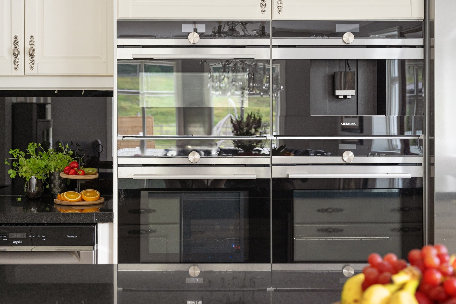 Her finner du integrerte hvitevarer som oppvaskmaskin, induksjonstopp, vinskap, kaffemaskin, mikro, dampovn og stekeovn. Galleribilde