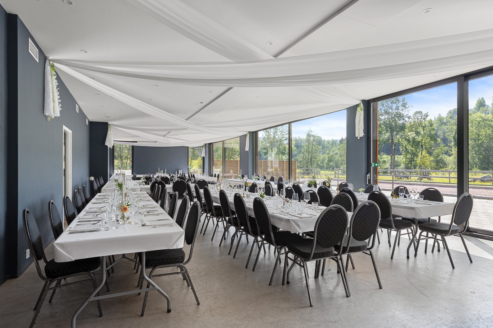 Rønningen selskapslokale byr på en gjennomført planløsning, tilrettelagt for både små og store arrangementer. Galleribilde