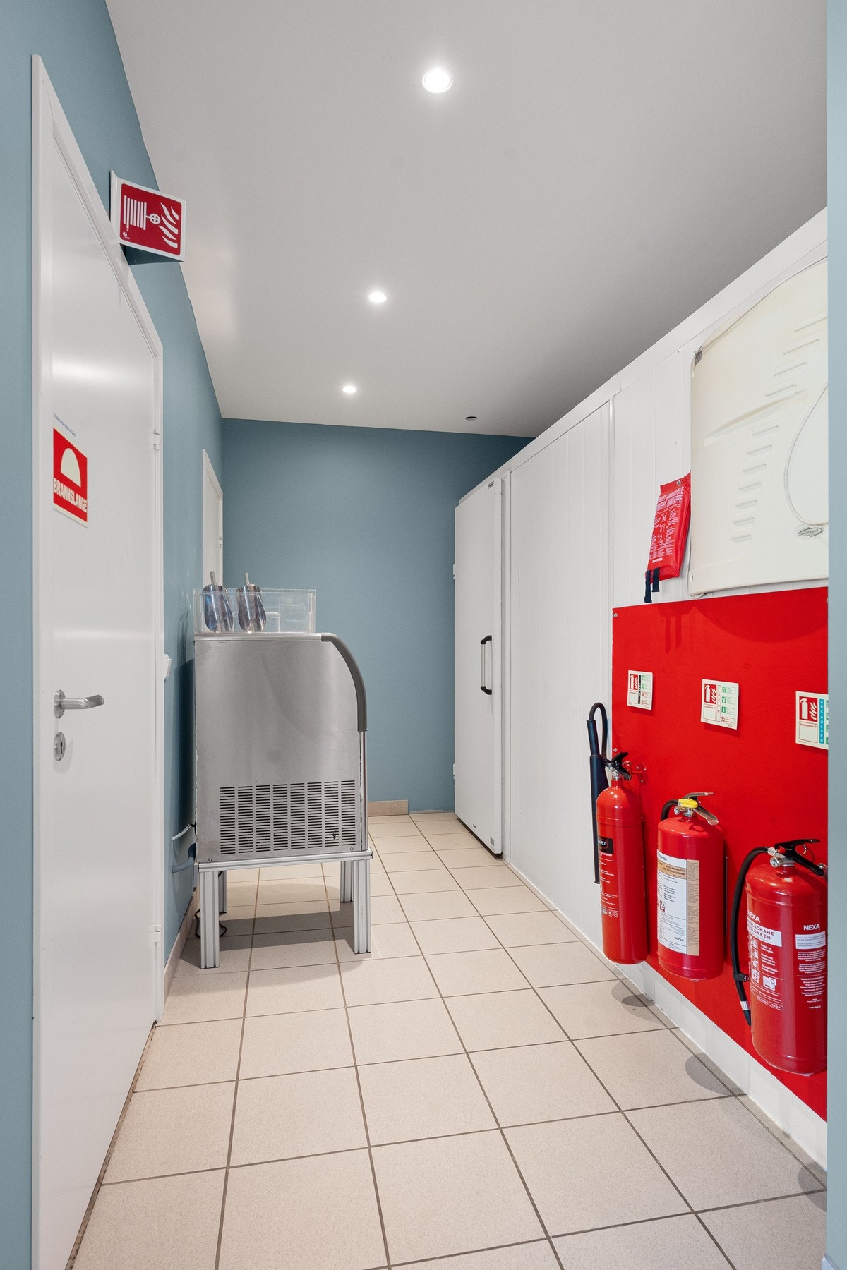 Tilknyttet finner du moderne storkjøkken og kjølerom, som gjør servering og catering enkelt. Galleribilde