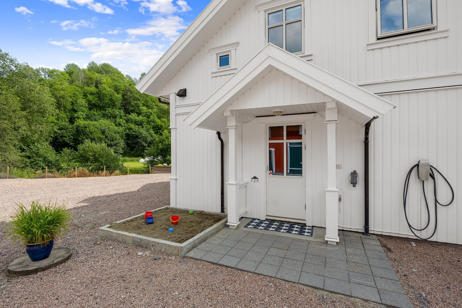 Boligen har egen inngang til vaskerommet. Galleribilde