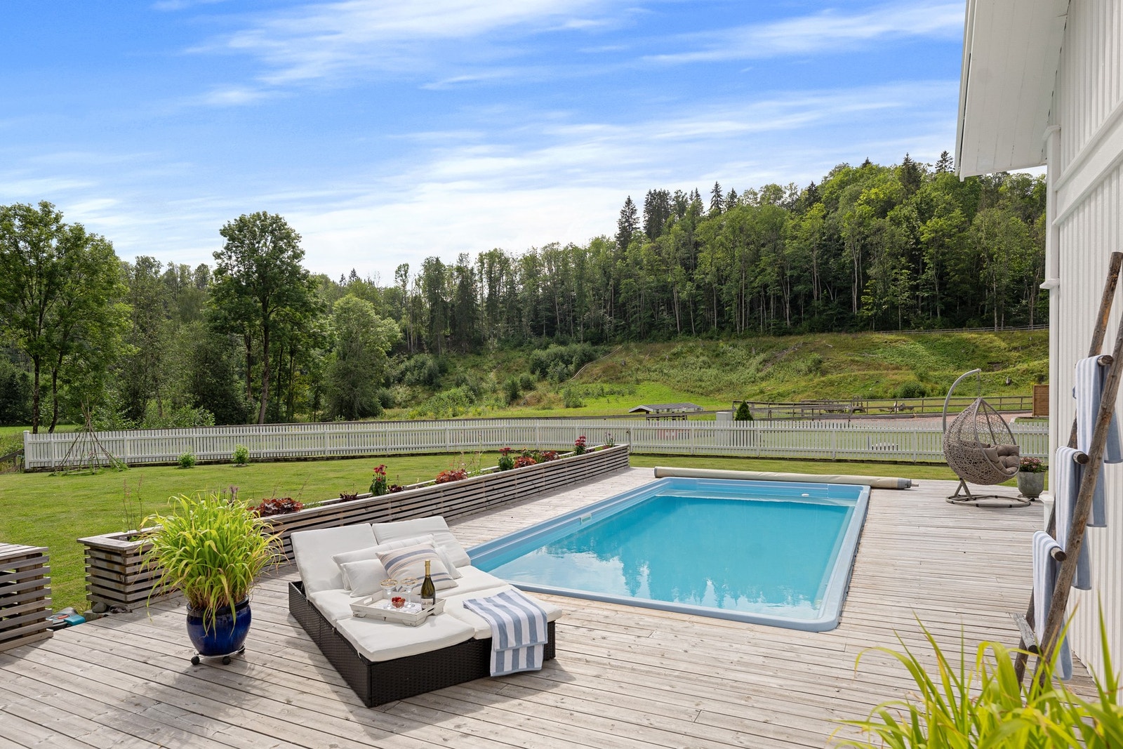 Ekte feriefølelse hjemme - nyt solrike dager ved ditt eget basseng. Galleribilde