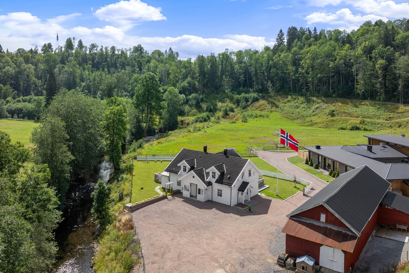 Innbydende tun med rikelig plass for parkering og hyggelige uteområder. Galleribilde