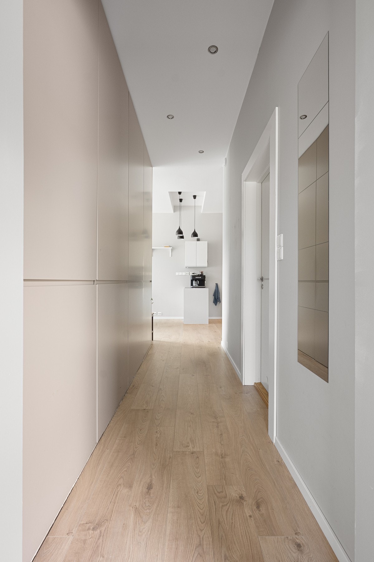 Leiligheten har egen entré, stue/spisestue, kjøkken, teknisk rom/bod og 2 soverom. Galleribilde