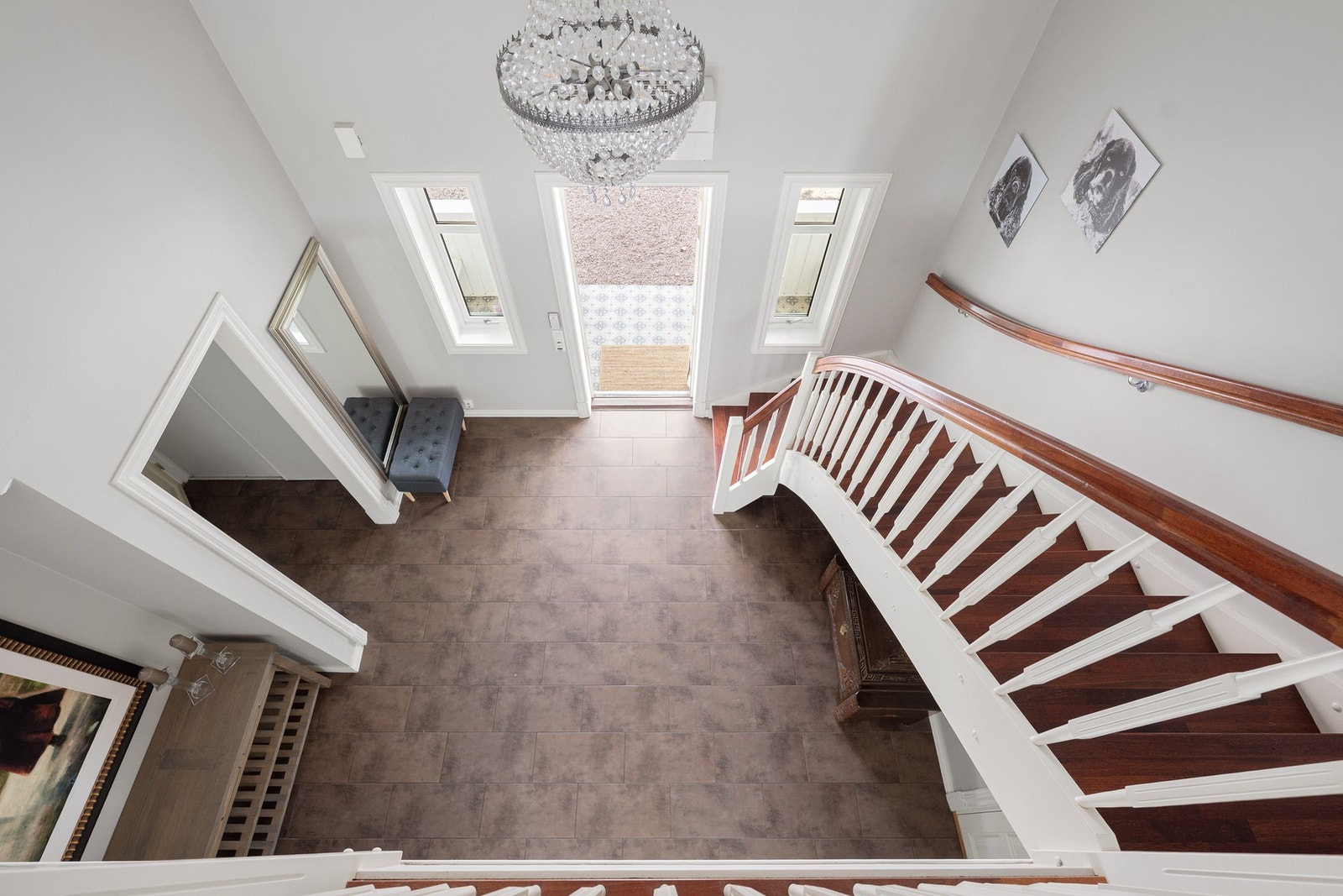 Trappen i heltre fører deg opp til 2. etasje, hvor familie- og soveromsdelen ligger. Galleribilde