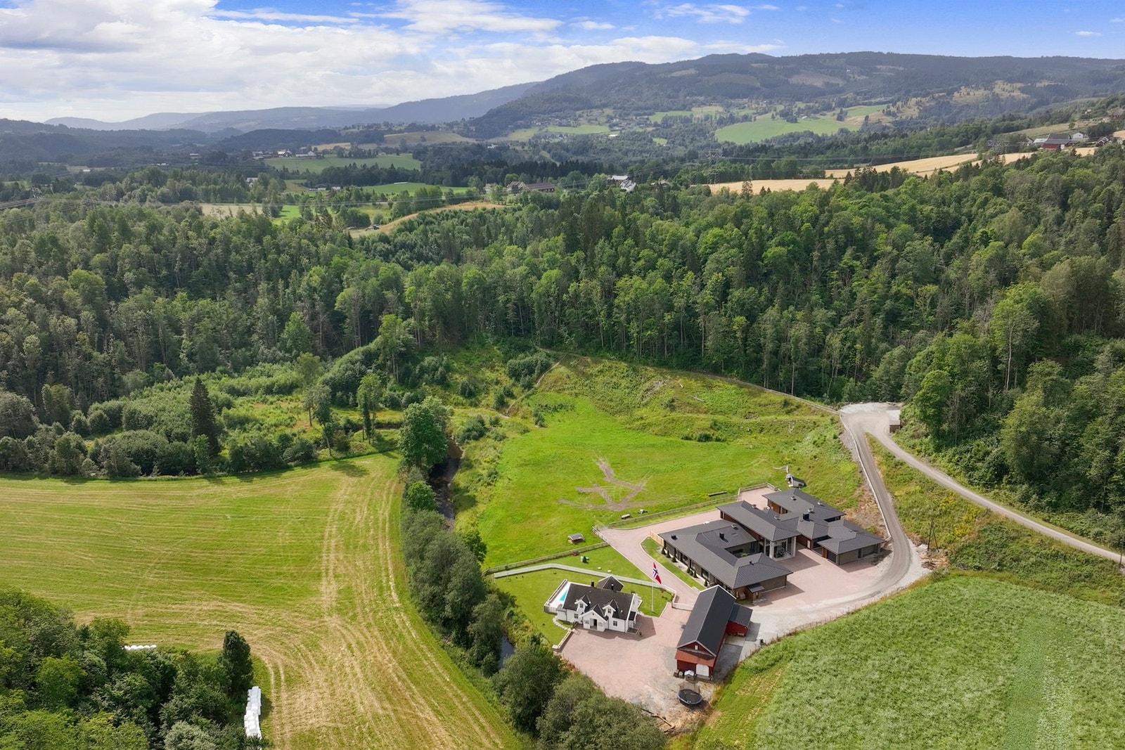 Omgitt av frodig kulturlandskap, ravinedaler og elveidyll, byr eiendommen på en landlig atmosfære. Galleribilde