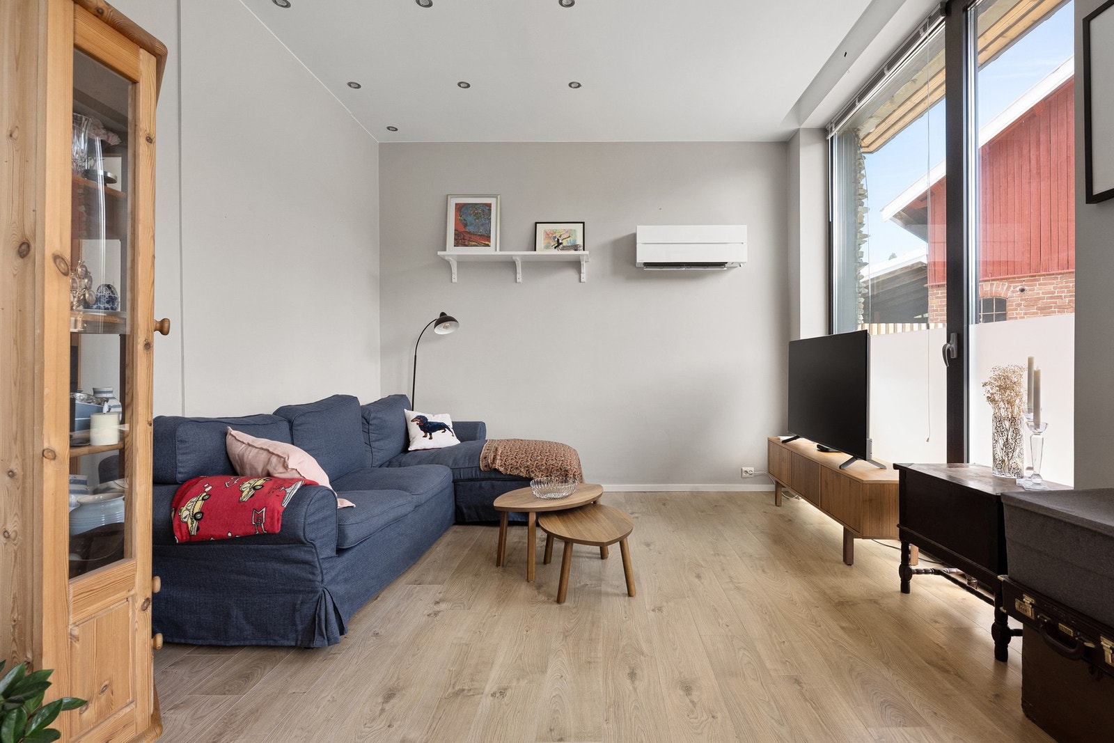 Leiligheten har vannbåren gulvvarme, varmepumpe og varmekabler på badet. Galleribilde