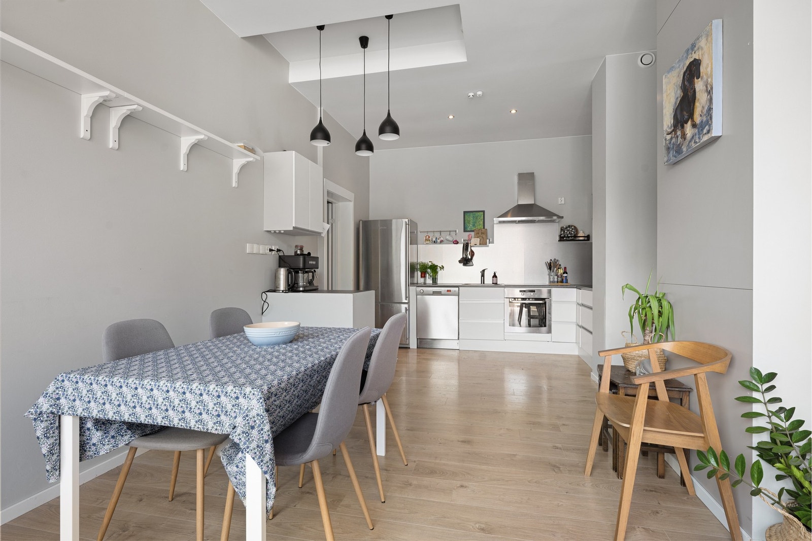 Spisestue med åpen kjøkkenløsning. Galleribilde