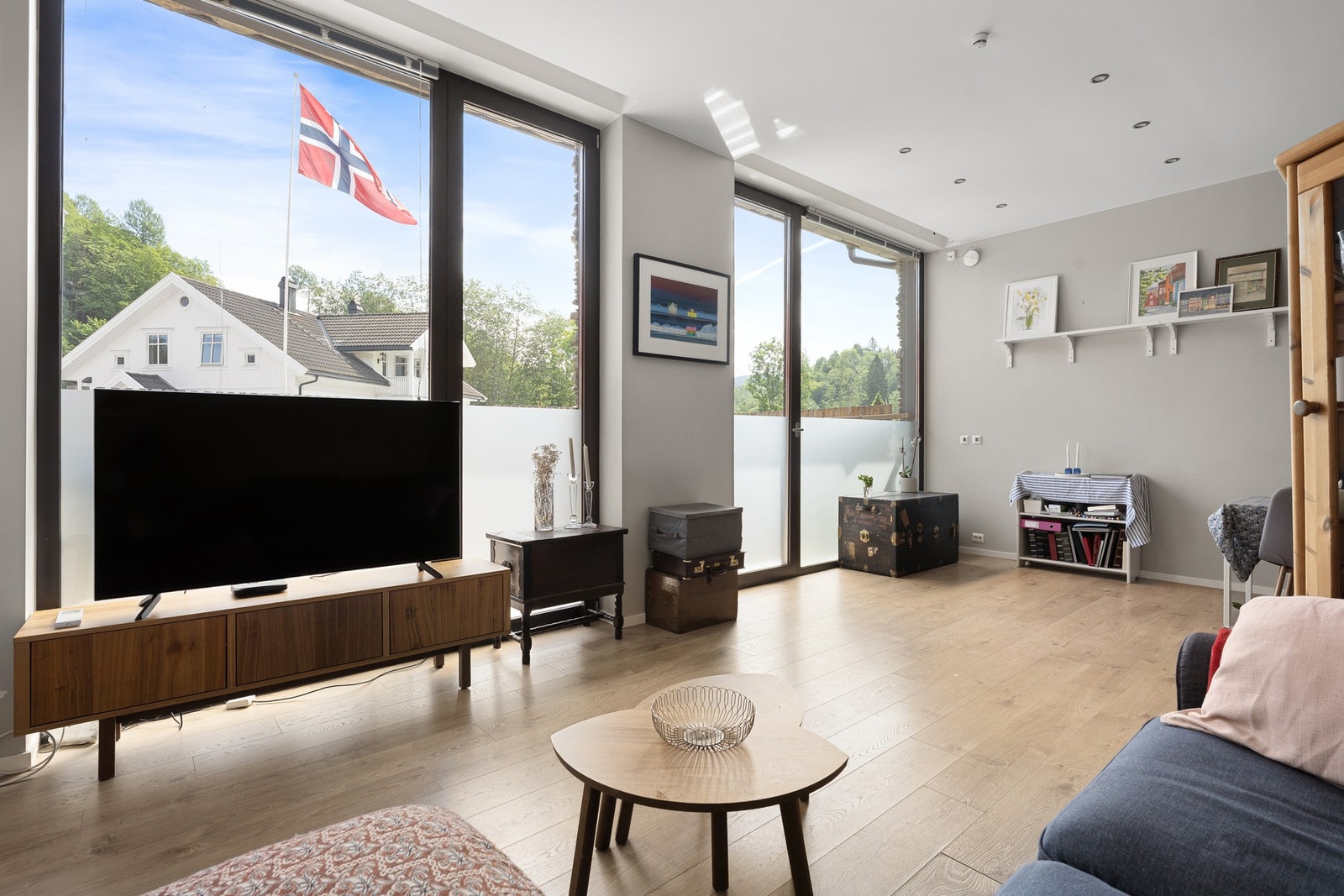 Her er det god plass til sofakrok og tv-møblement. Galleribilde