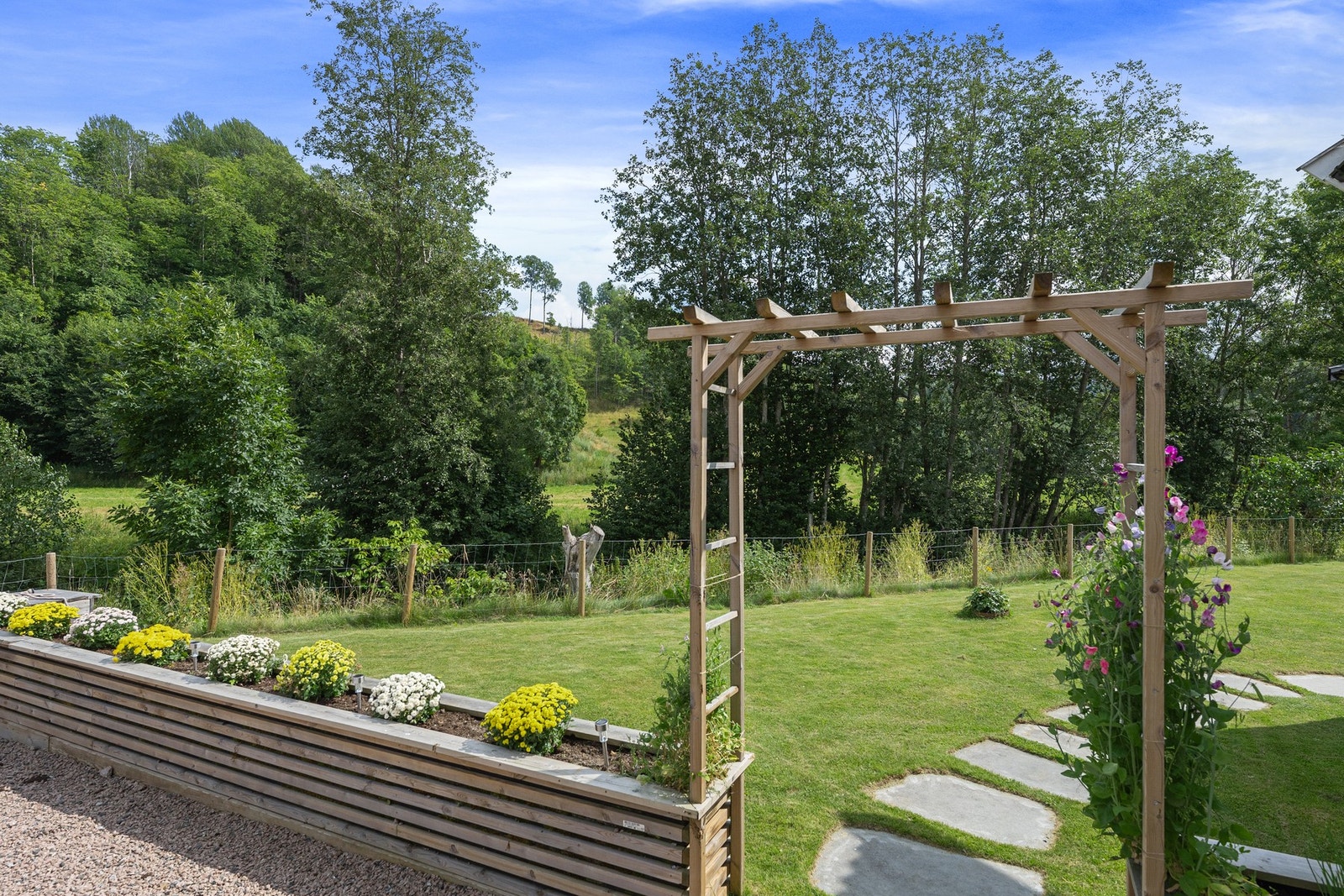 Koselig hageport til hagen og elven nedenfor. Galleribilde