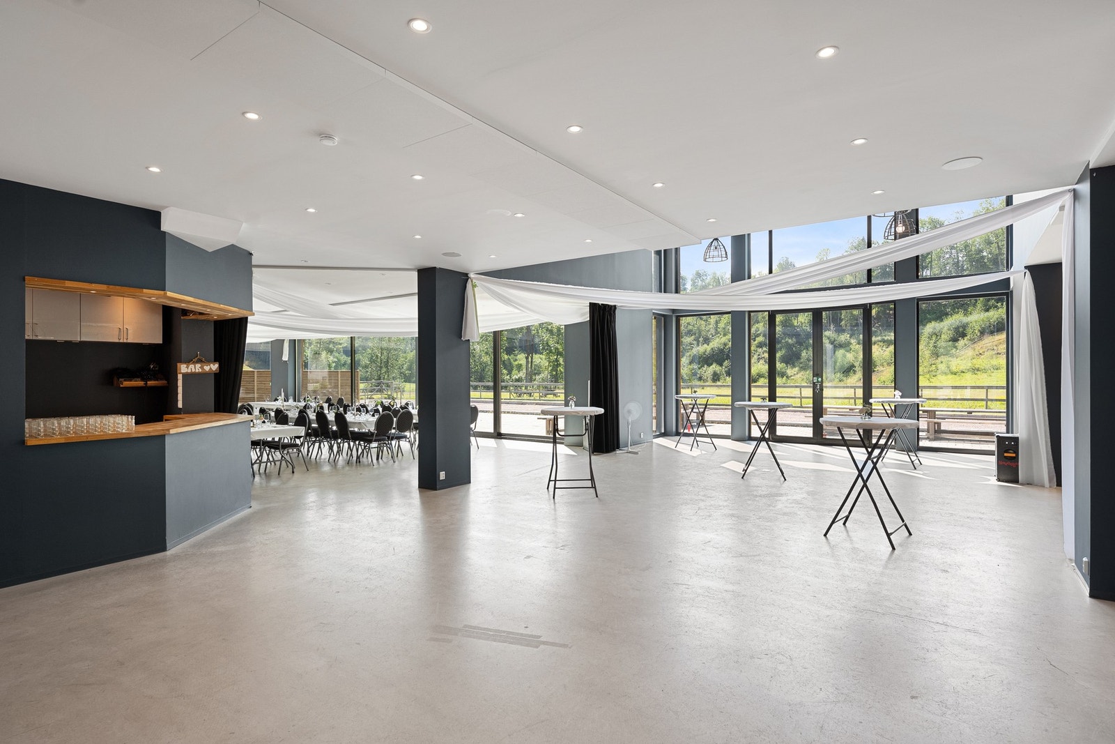 Hovedsalen er romslig og innbydende, med integrerte høyttalere, barløsning og fleksible bruksområder. Galleribilde