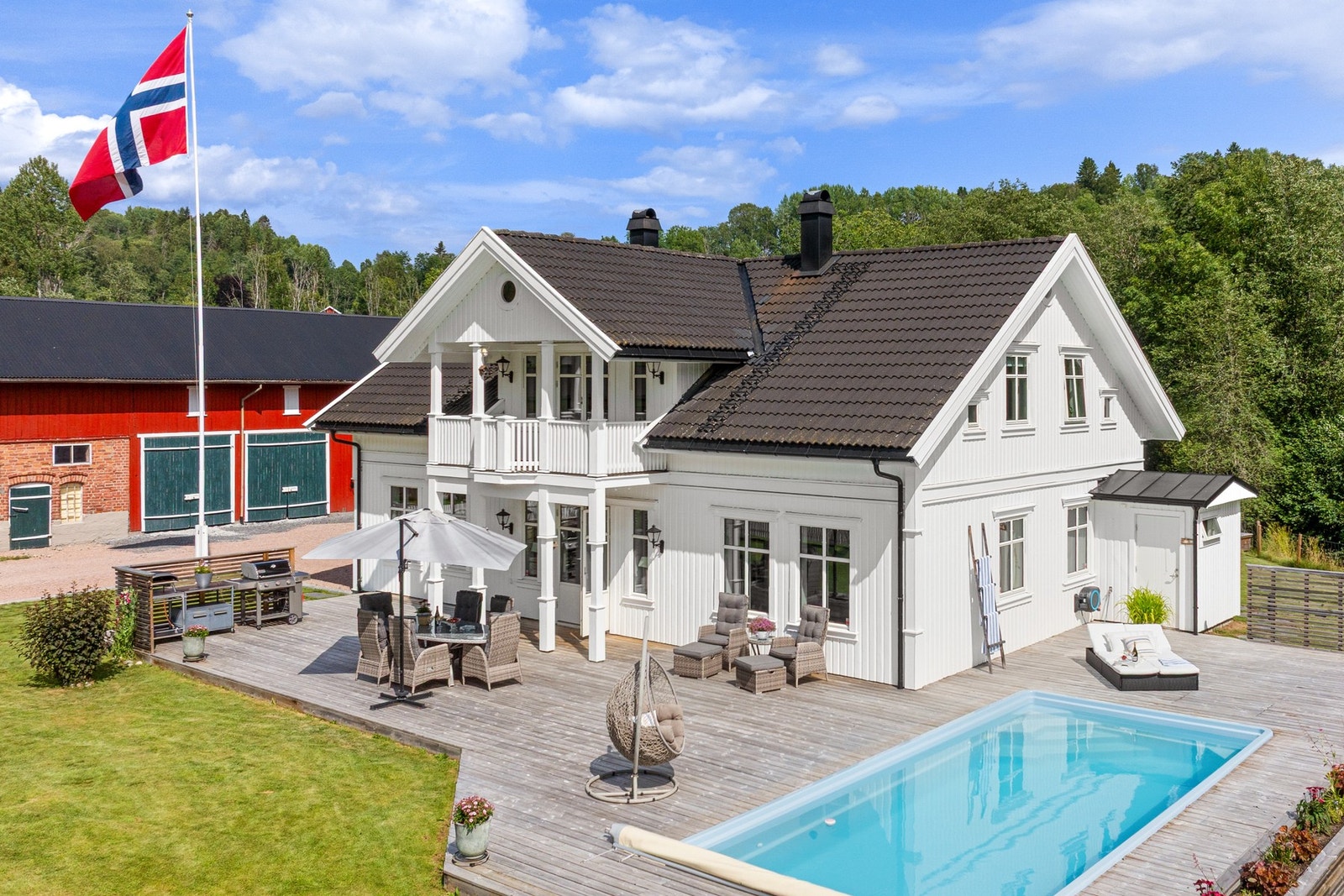 Terrassen har plass til både lounge og spisegruppe - ideelt for hyggelige stunder. Galleribilde