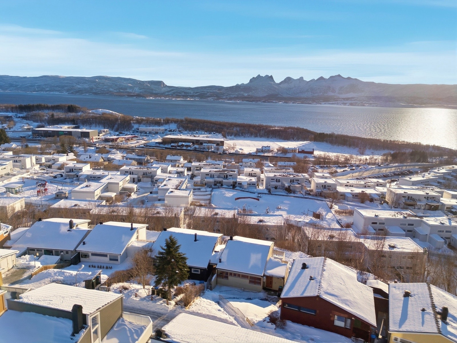 Det er nærhet til skole og barnehage av god kvalitet bare 6 minutters gange fra boligen. Galleribilde