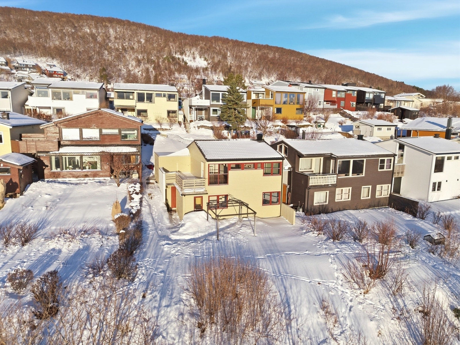 Boligen ligger solrikt til med sol fra tidlig morgen til sent på kvelden. Galleribilde