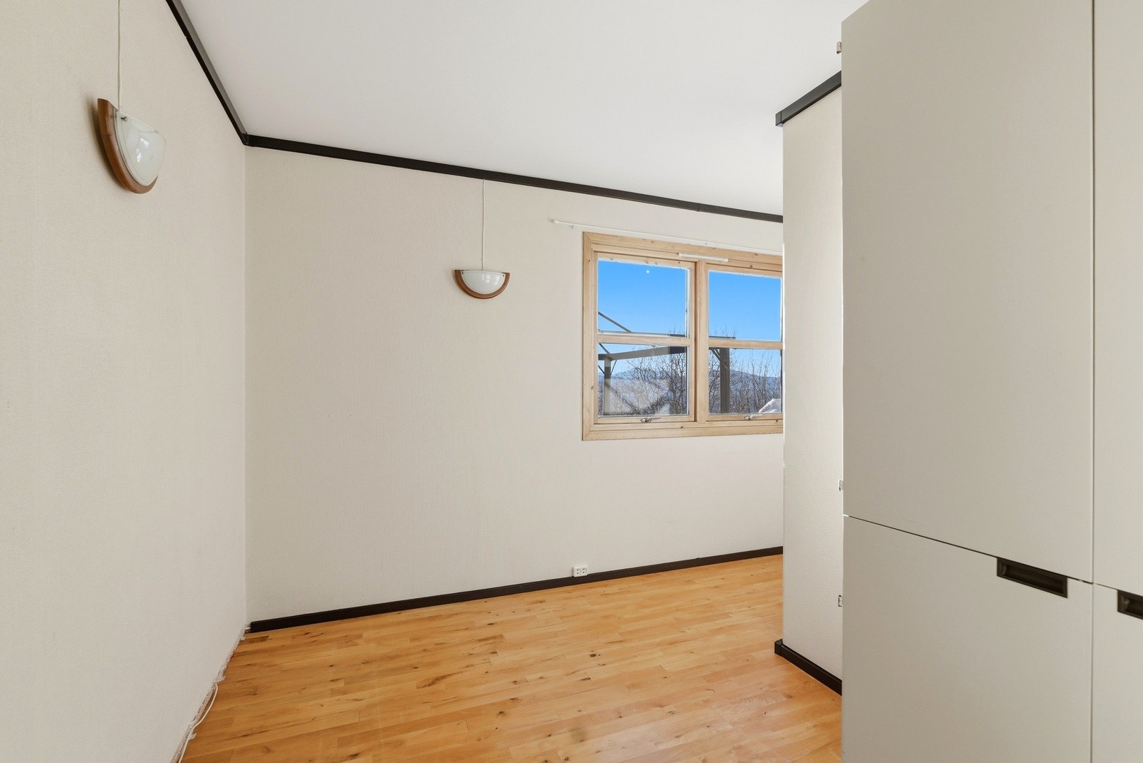 Det er 3 soverom i kjelleretasjen. Galleribilde