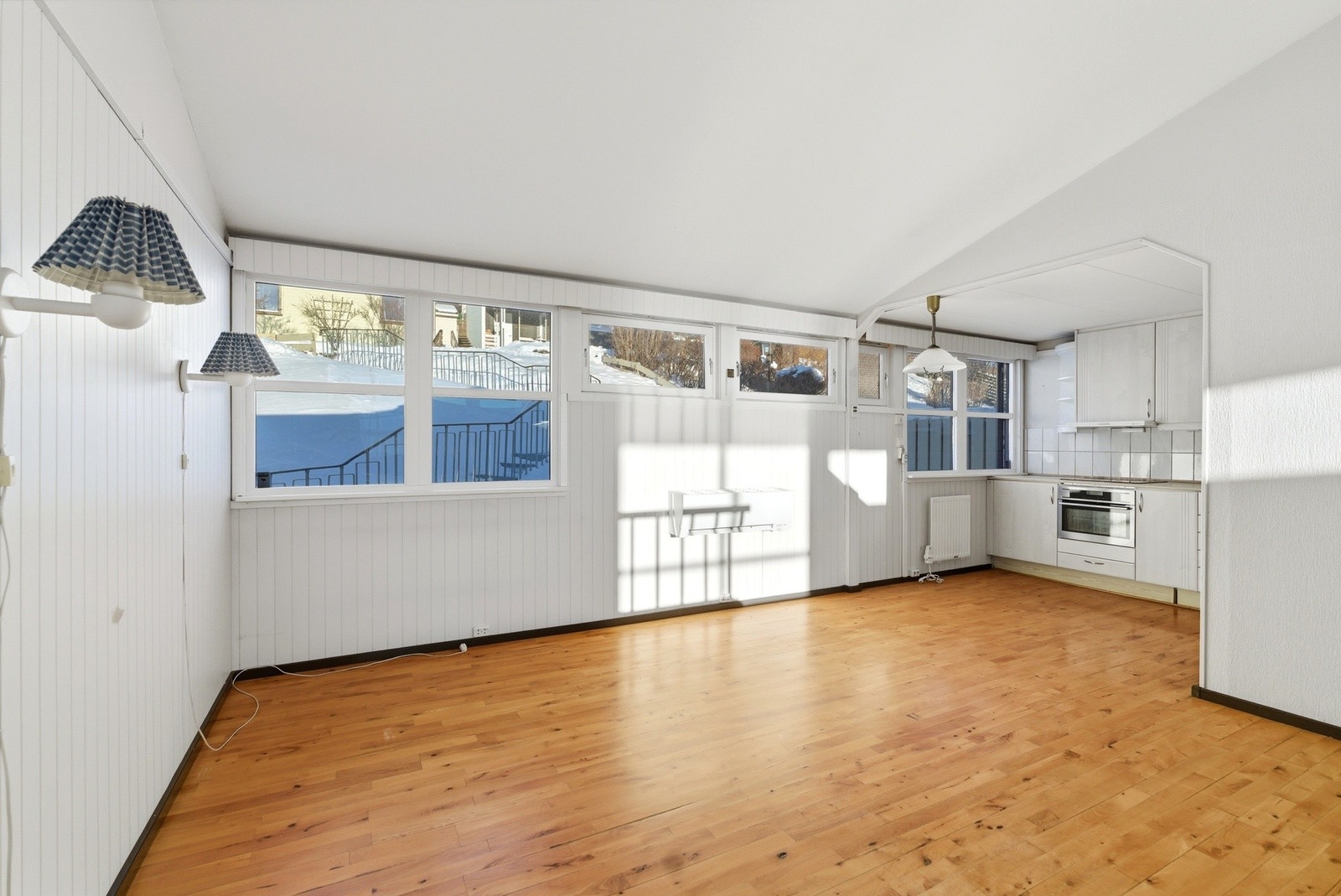 Det er åpen løsning mellom spisetue/kjøkken. Galleribilde