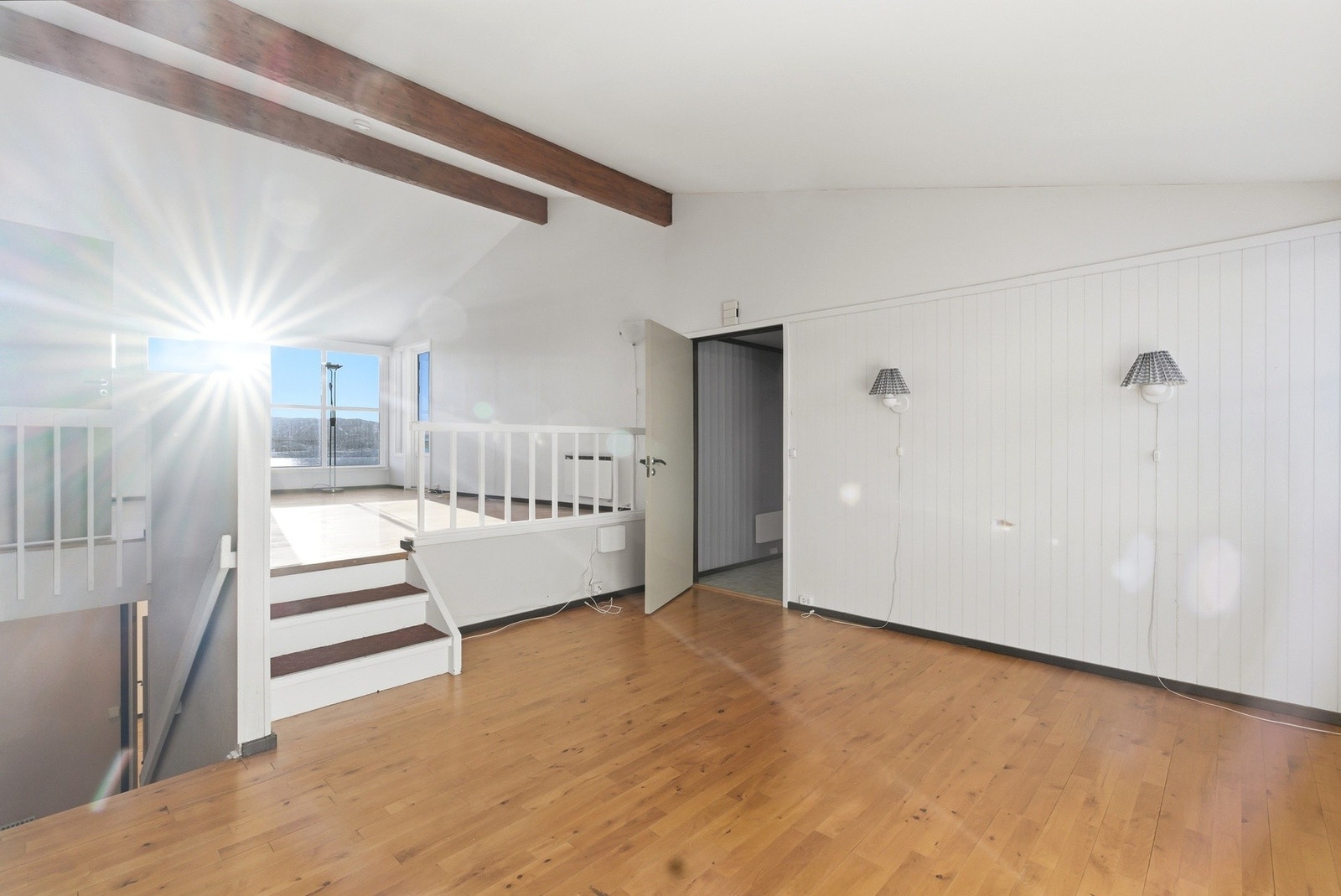 Platåforskjellen mellom stuen og spisestuen sørger for en naturlig sone-inndeling. Galleribilde