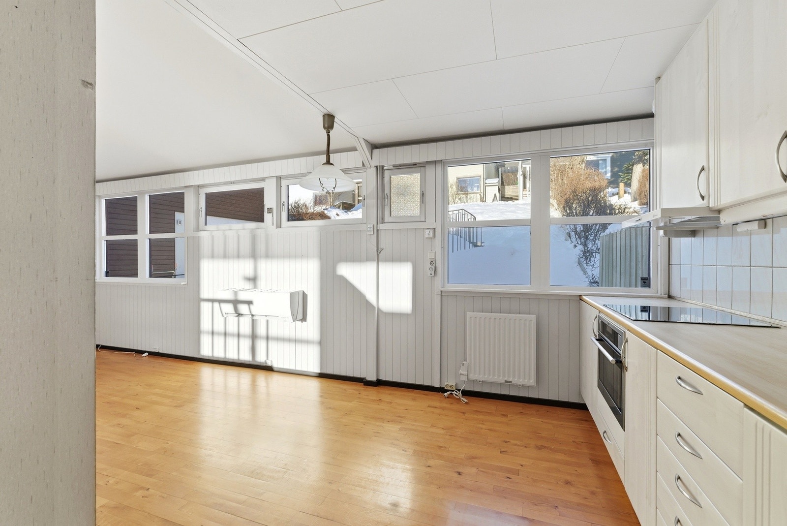 Det er varmepumpe mellom spisestue/kjøkken. Galleribilde