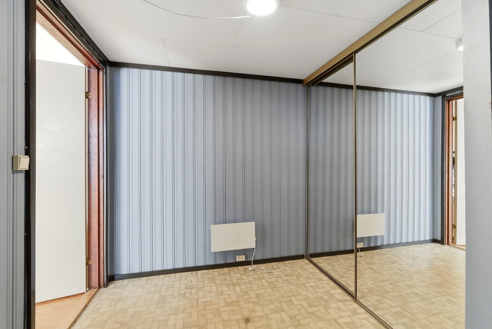 Entréen byr på gode oppbevaringsmuligheter i skyvedørsgarderobe. Galleribilde