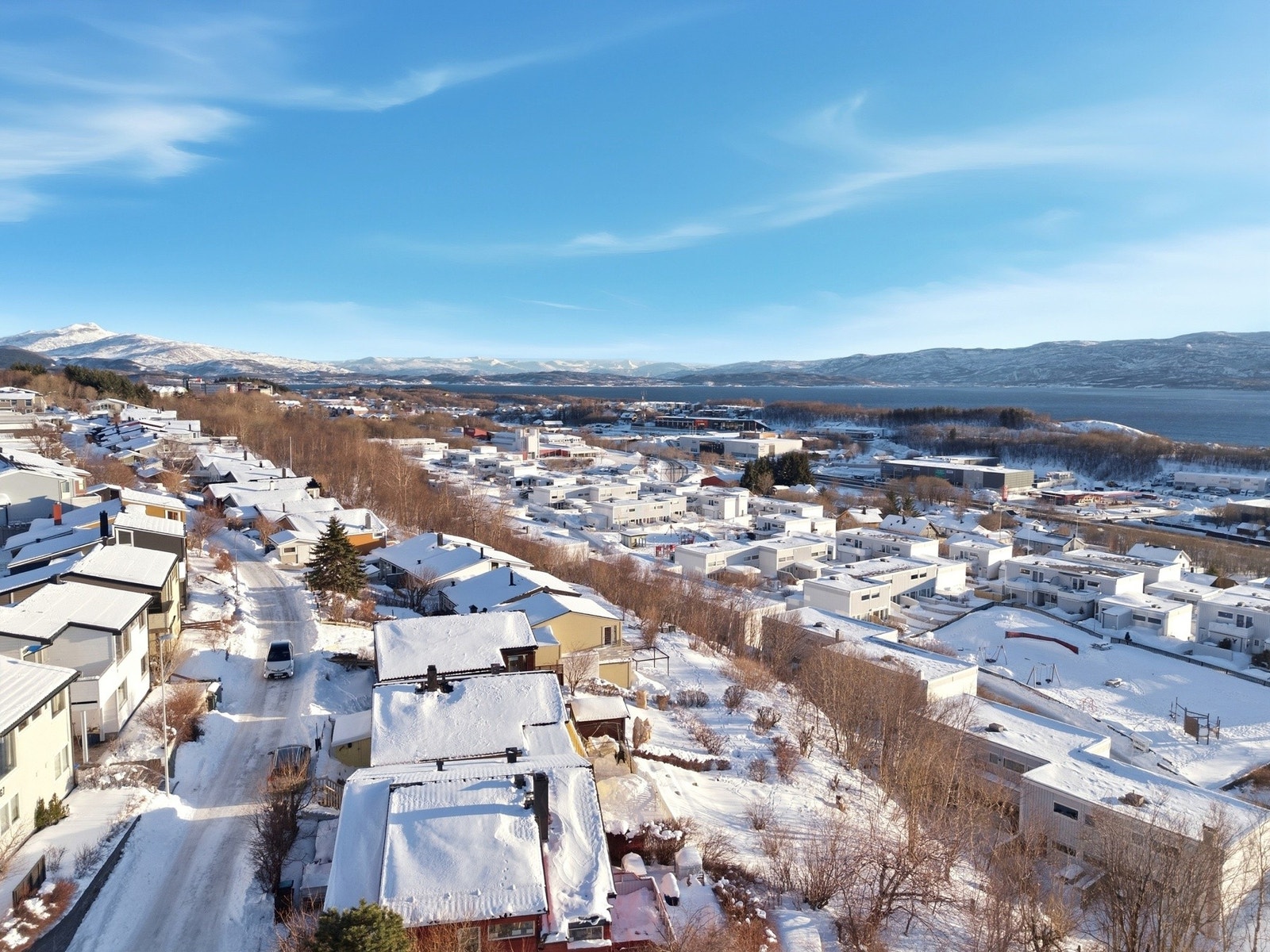 Det er gangavstand til det meste av daglige nødvendigheter samt turmuligheter i skog og mark like i nærheten. Galleribilde