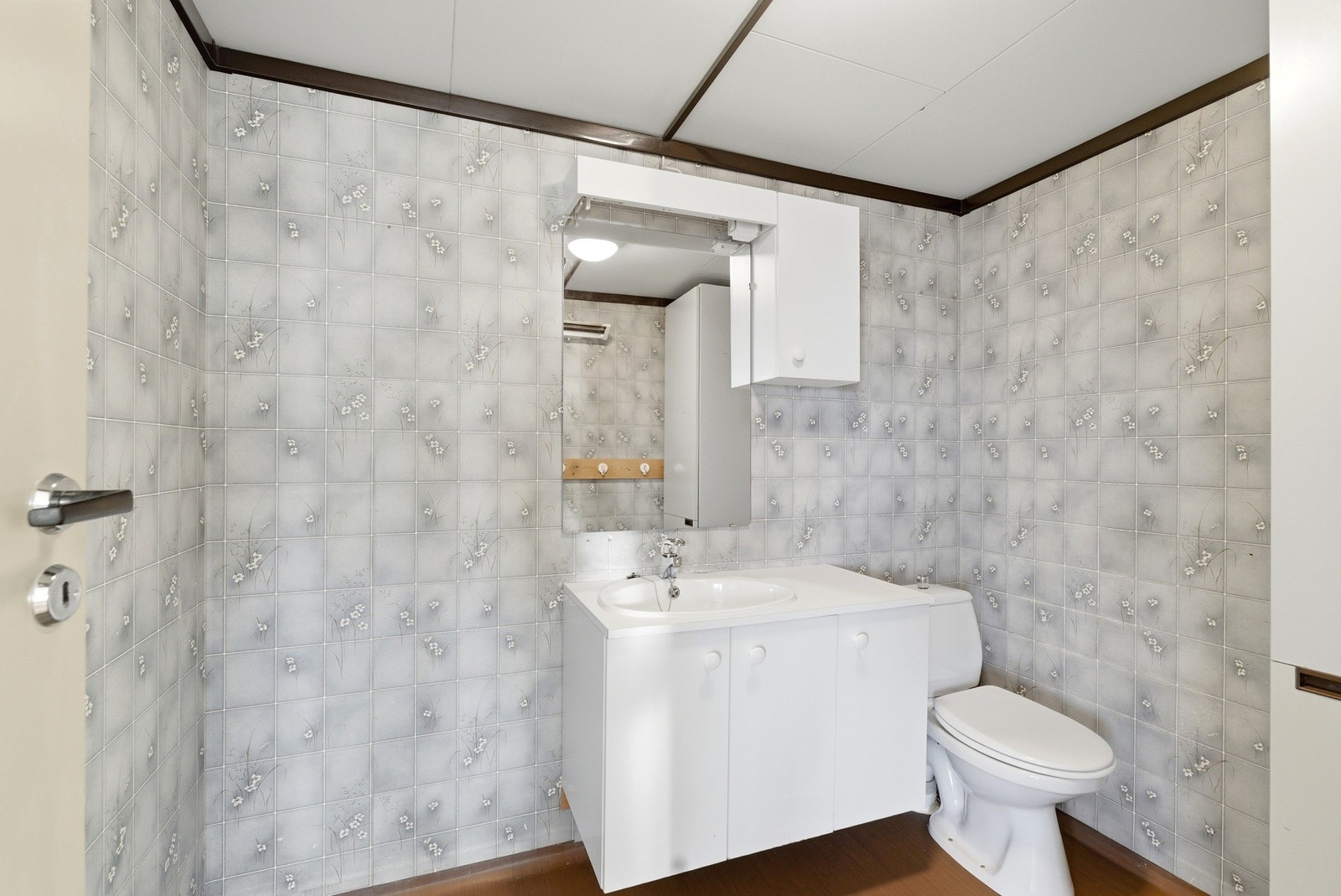 Badet har innredning med nedfelt servant og toalett. Galleribilde