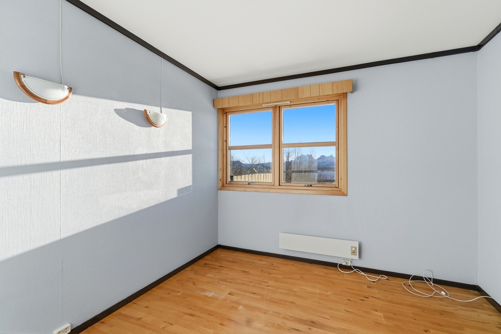 Dette soverommet har fint plass til dobbeltseng med tilhørende møblement. Galleribilde