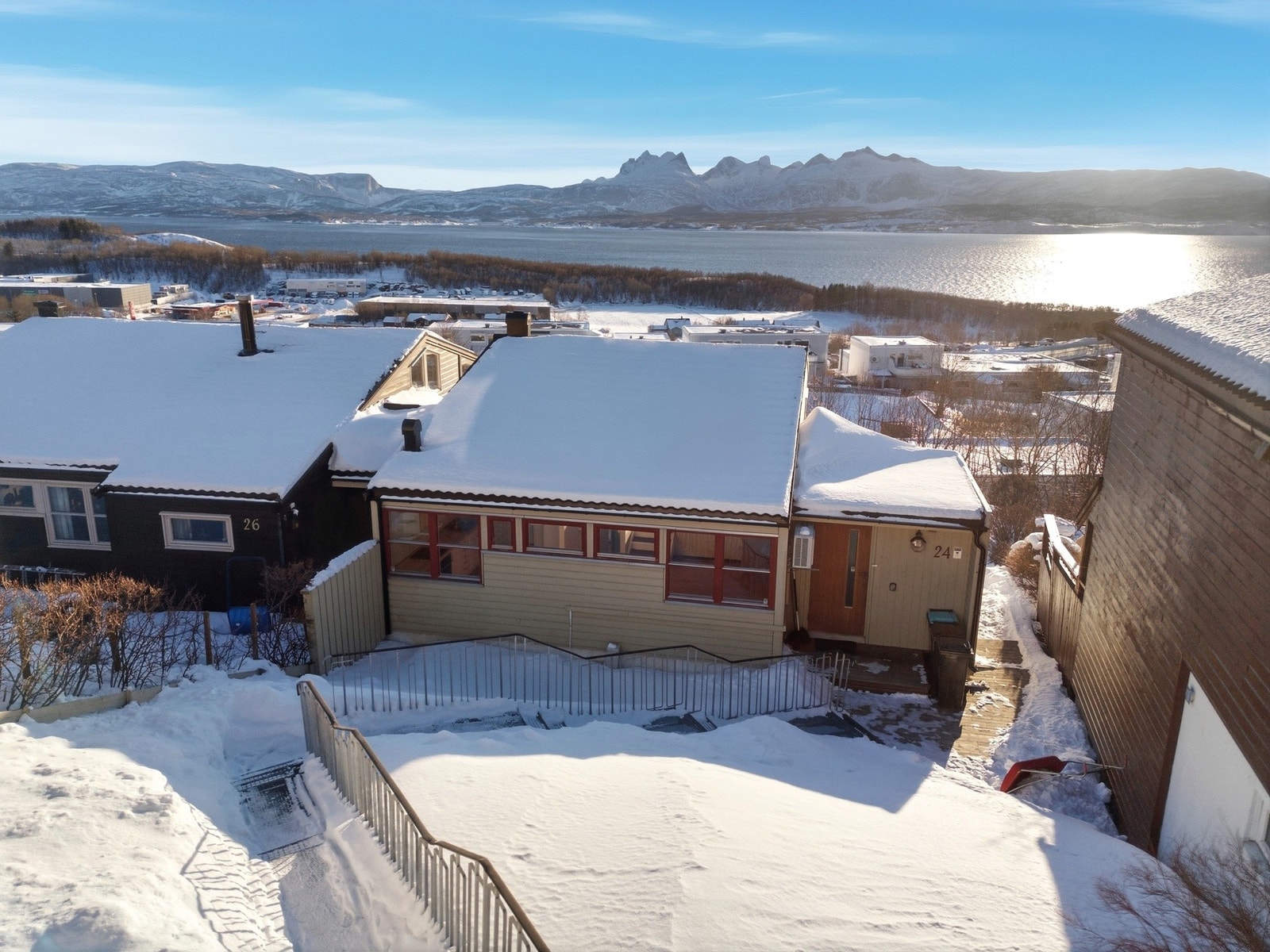 Det er trapp ned fra vei og til inngangsdøren. Galleribilde