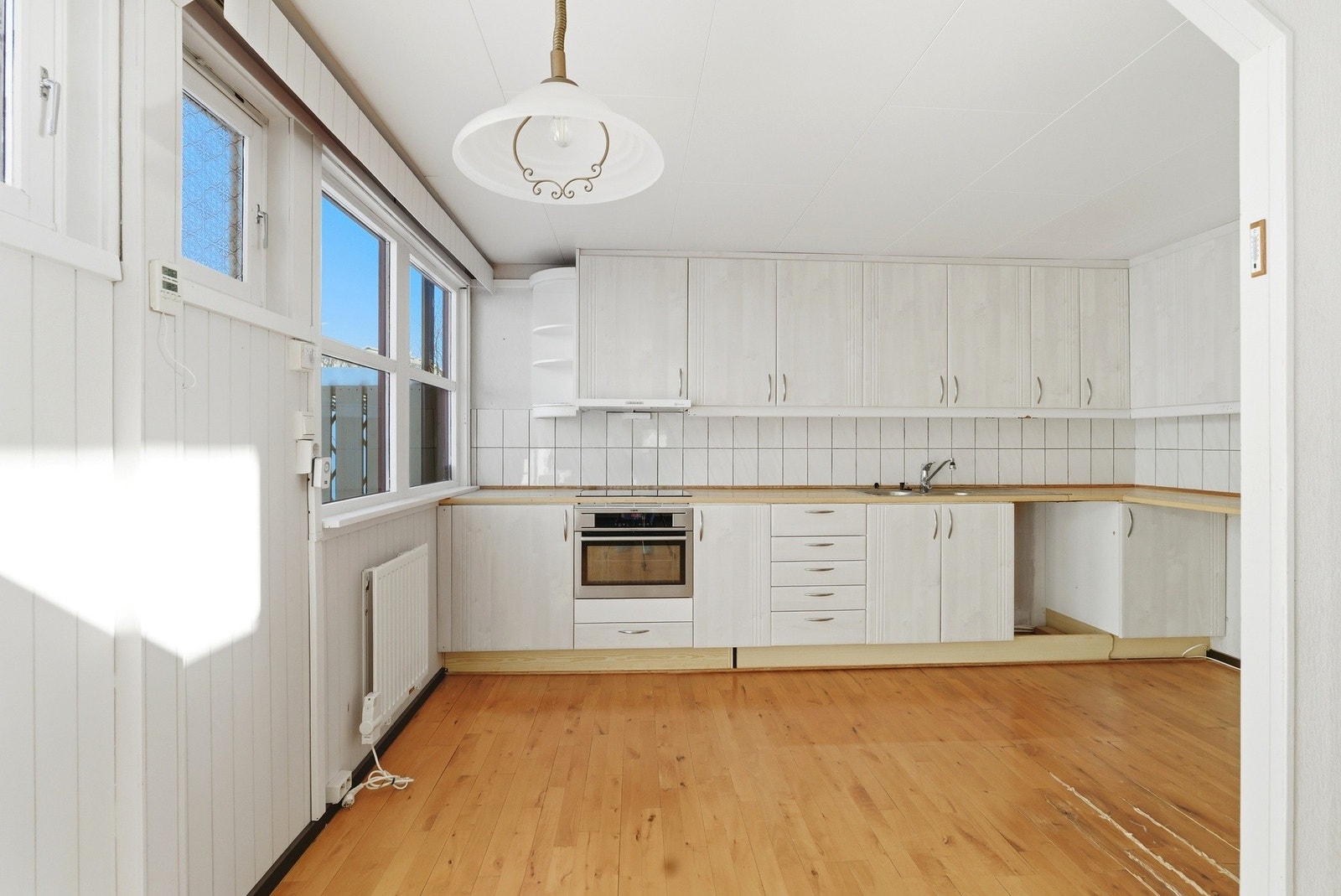 Kjøkkenet har innredning med lyse fronter, noe som gir kjøkkenet et mer tidløst preg. Galleribilde