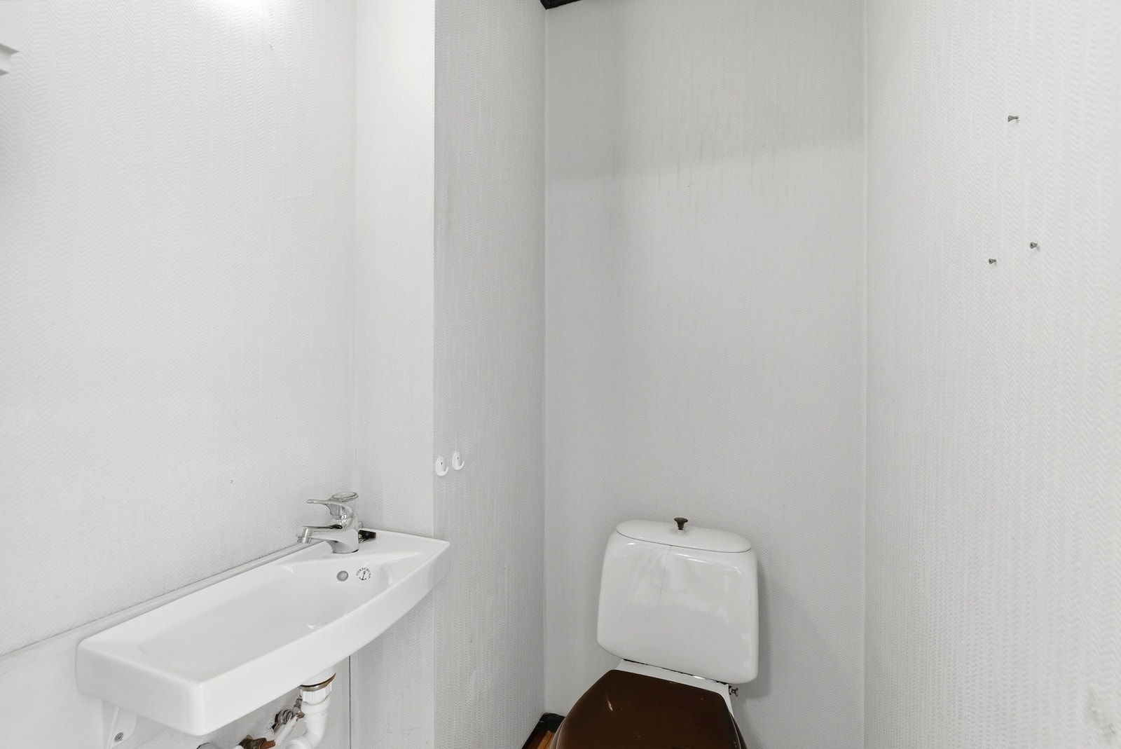 Enkelt og funksjonelt toalettrom i kjelleren. Galleribilde