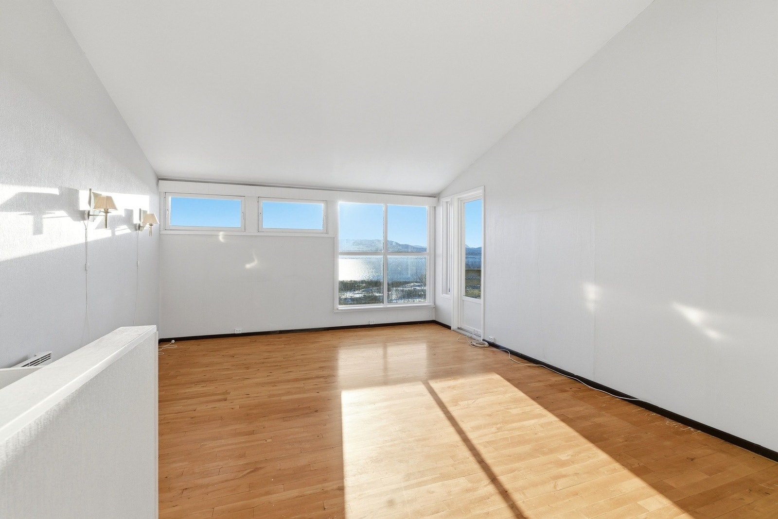 De store vindusflatene gir godt med naturlig lysinnslipp. Galleribilde