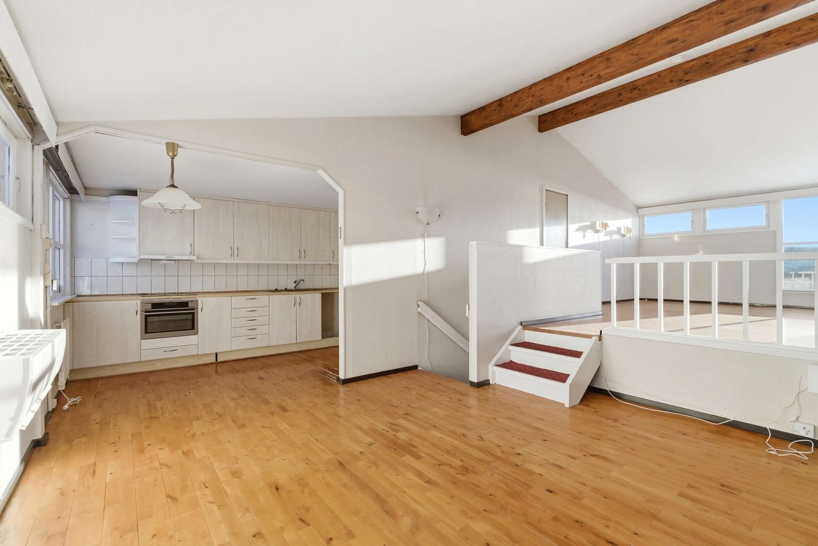 Det er åpen løsning mellom stue og spisestue. Galleribilde