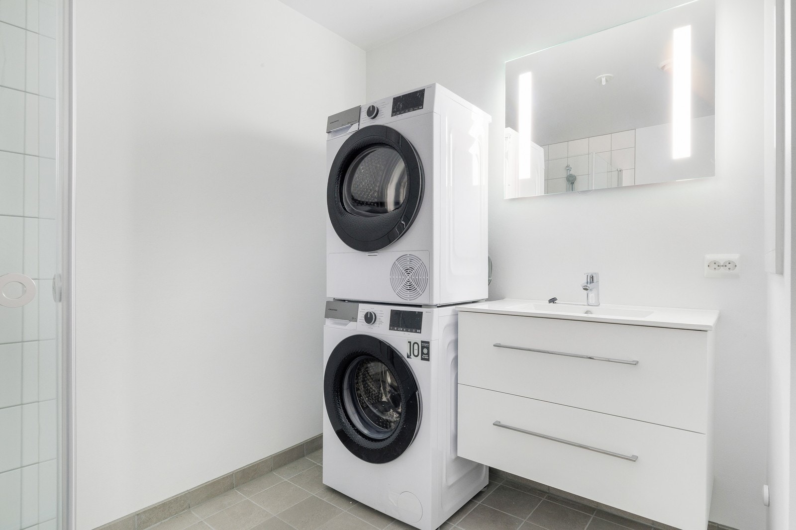 Varme i gulv på bad. Både vaskemskin og tørketrommel. Galleribilde