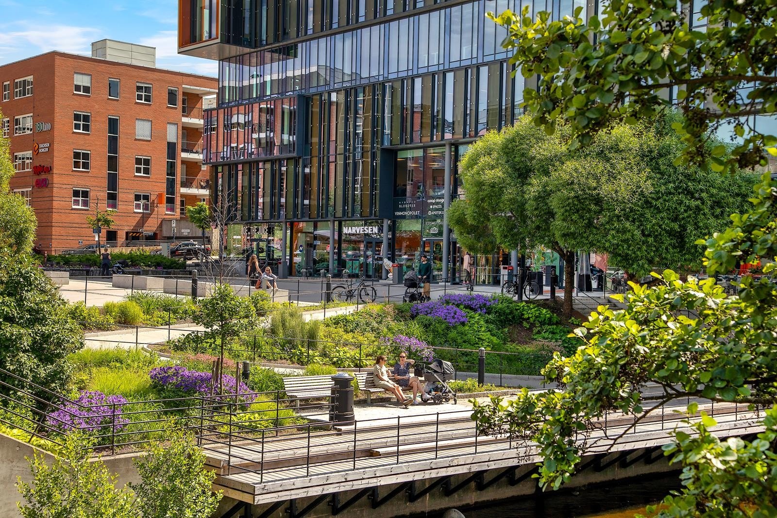 Nydalen ligger en kort spasertur unna eiendommen, her finner du mange servicetilbud Galleribilde