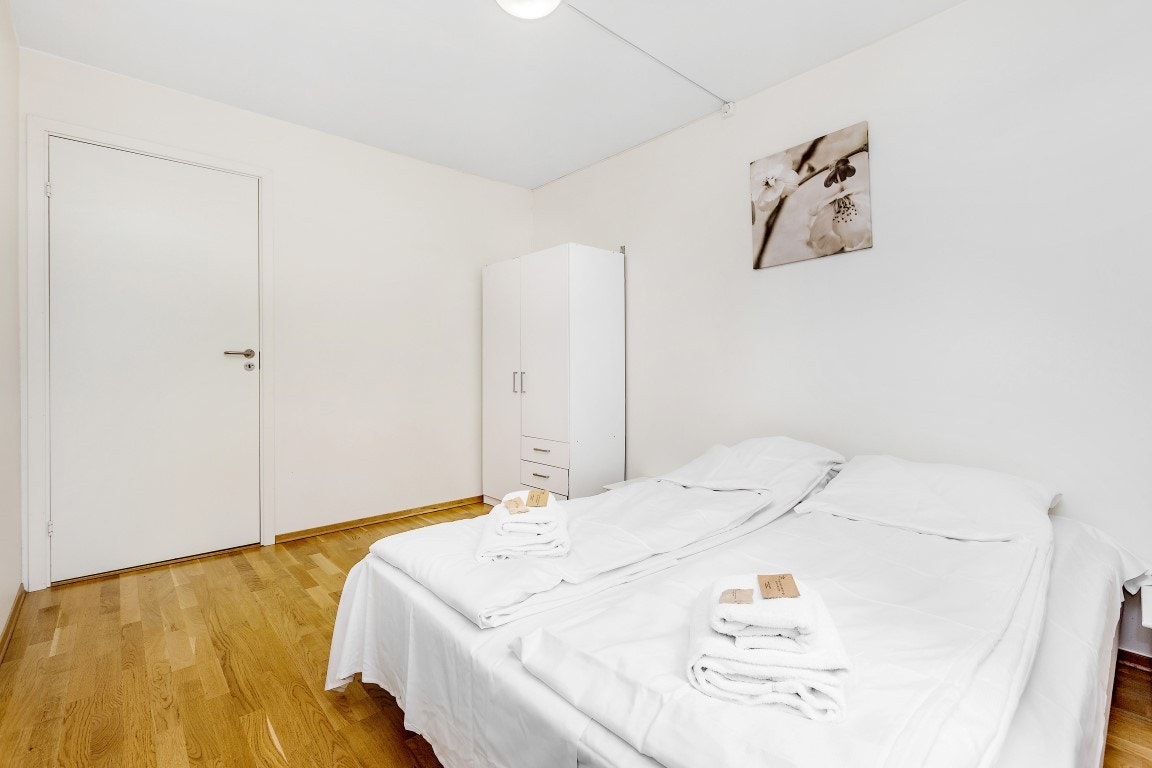 Soverom med god plass til dobbeltseng Galleribilde