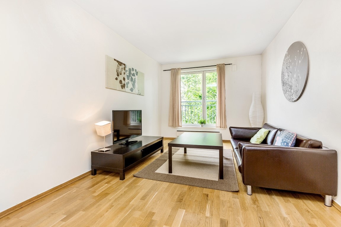 Umøblert og stor 2-roms i 1. etasje med hyggelig utsyn og mye lys Galleribilde