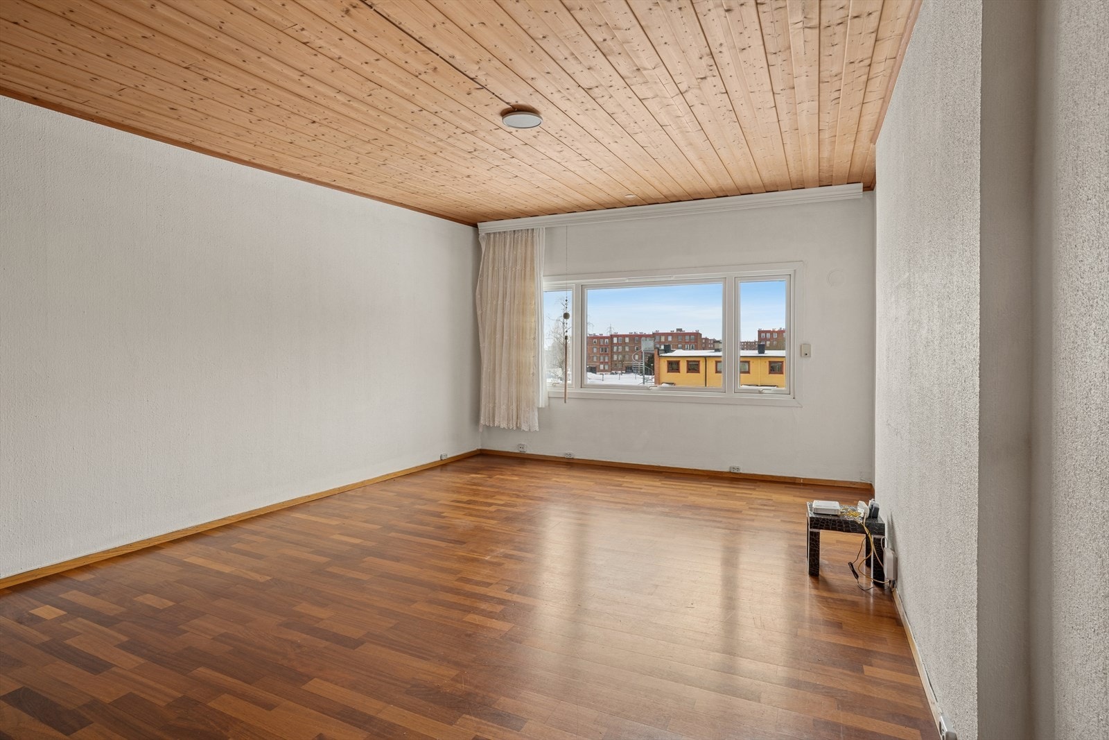 De store vindusflatene slipper inn rikelig med naturlig lys, som gir en god atmosfære i leiligheten. Galleribilde