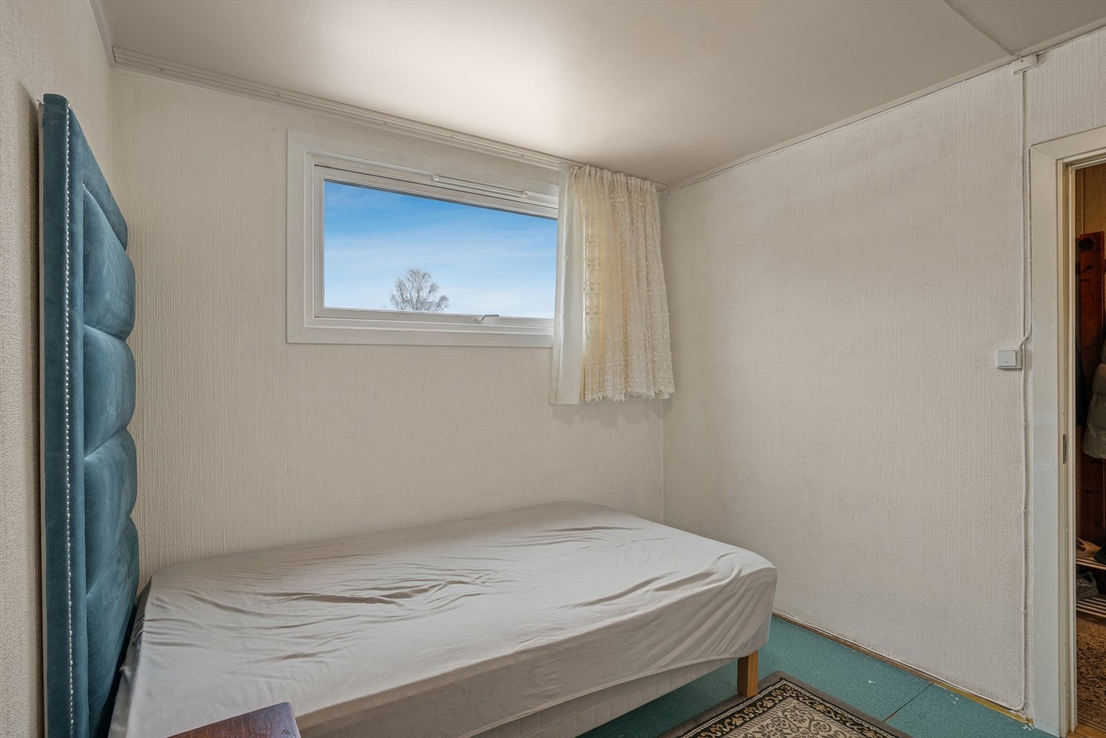 Rommet har god plass til dobbeltseng og øvrig ønsket møblement. Galleribilde