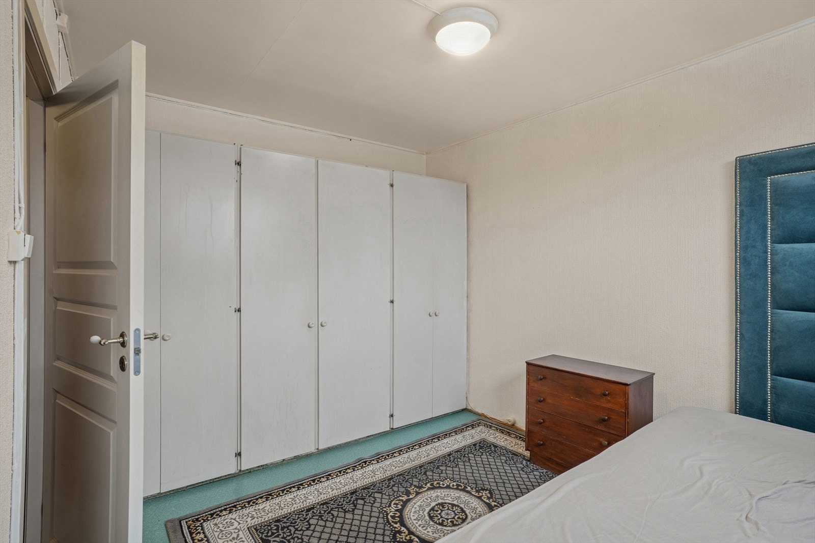 Rommet har en praktisk garderobeløsning med rikelig oppbevaringsplass. Galleribilde