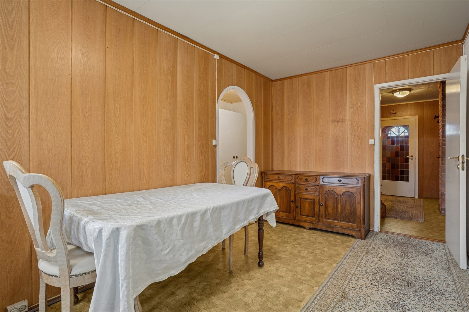 Kjøkkenet har plass til en hyggelig spiseplass og byr på fleksible møbleringsmuligheter. Galleribilde