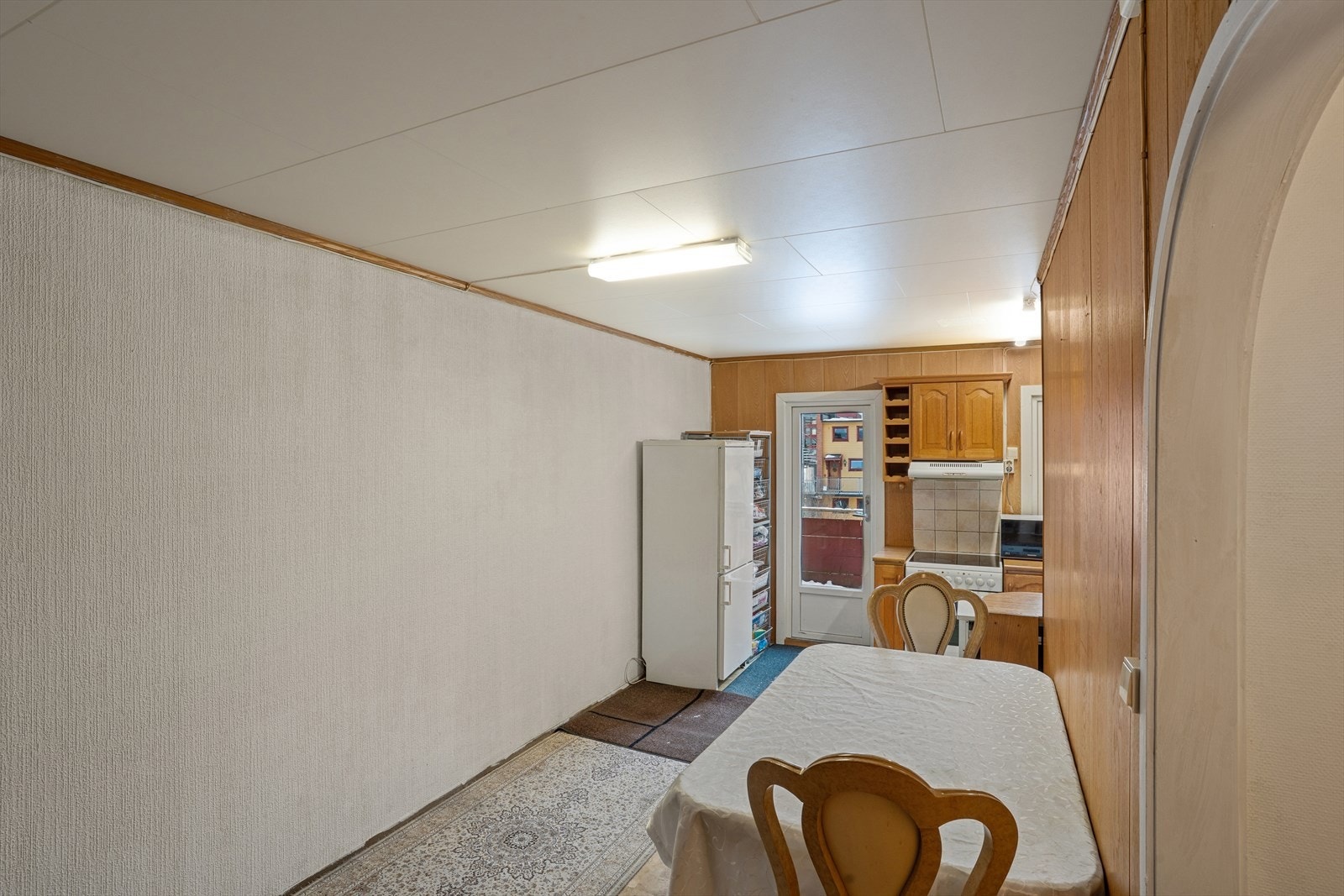 Boligen har et separat og romslig kjøkken med god plass til spisebord. Galleribilde