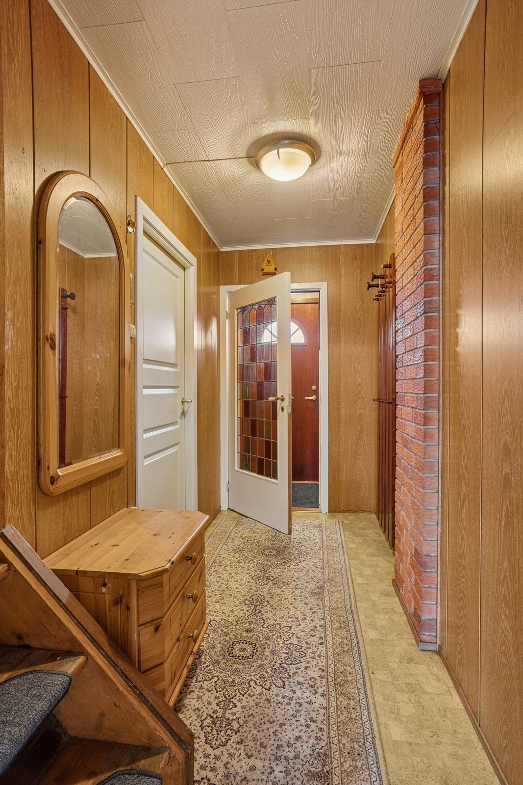 Her er det god plass til å sette fra deg sko og henge fra deg yttertøy. Galleribilde