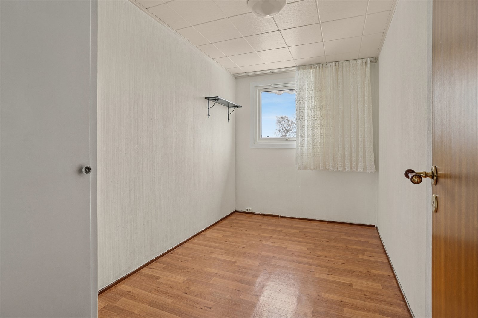 Andre soverom er et lyst og trivelig rom av noe mindre størrelse, godt egnet som barnerom, gjesterom eller hjemmekontor. Galleribilde