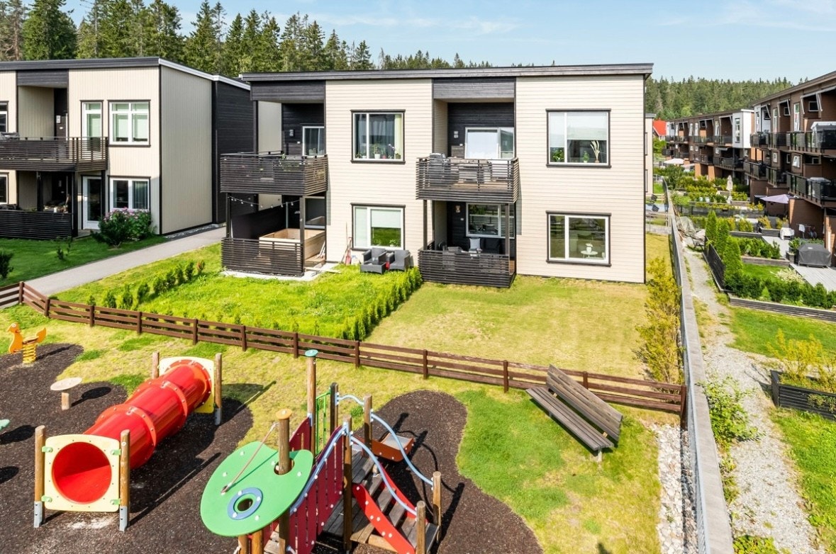 Fasede, leiligheten på høyre side i andre etasje. Galleribilde