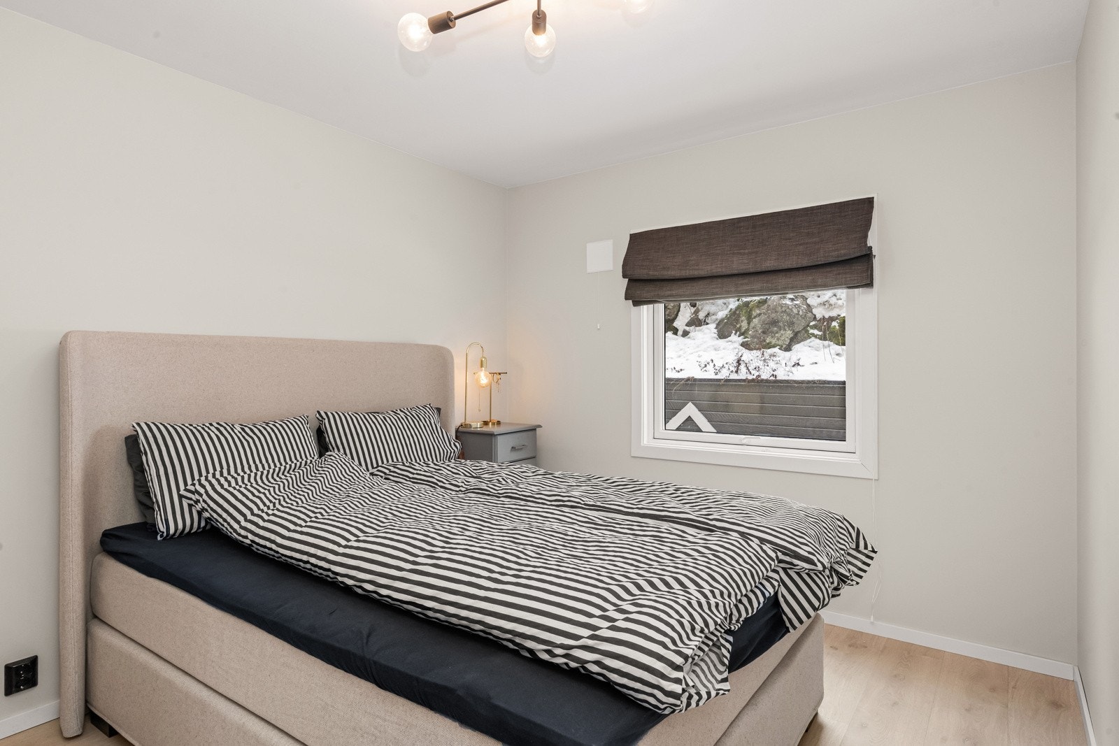 Soverom nr. 1 er av god størrelse med plass til dobbeltseng og nattbord. Galleribilde