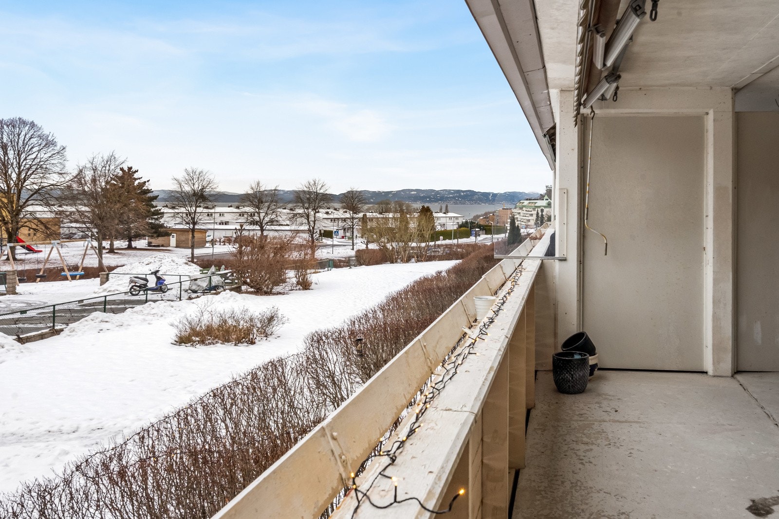 Vestvendt veranda med fin utsikt og gode solforhold. Galleribilde